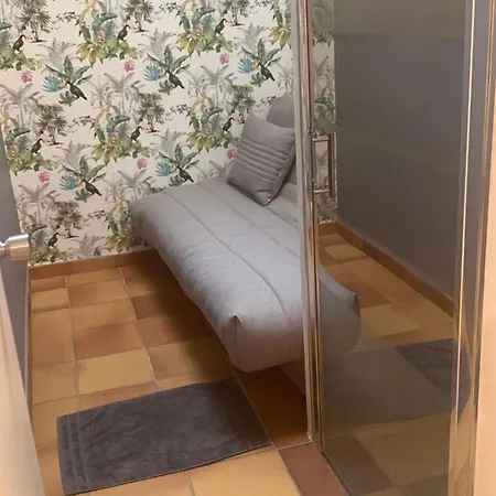 A Deux Pas De La *